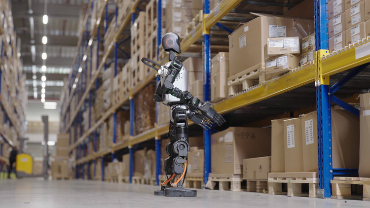 Ein humanoider Roboter prüft, ob Kartons korrekt abgestellt und gestapelt sind.